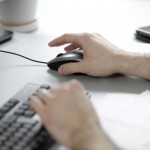 Mit der Hand an der Maus Rund dreiviertel alle Deutschen sind Internetnutzer (ARD/ZDF Onlinestudie 2011)