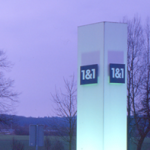 Leuchtsäule vor dem 1&1 Firmensitz in Montabaur (Winter)