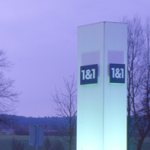 1&1 stellt richtig Leuchtsäule vor dem 1&1 Firmensitz in Montabaur (Winter)