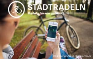 Smartphone mit Stadtradeln-App und Fahrrad im Hintergrund. Bildrechte: Felix Krammer, Klima-Bündnis.
